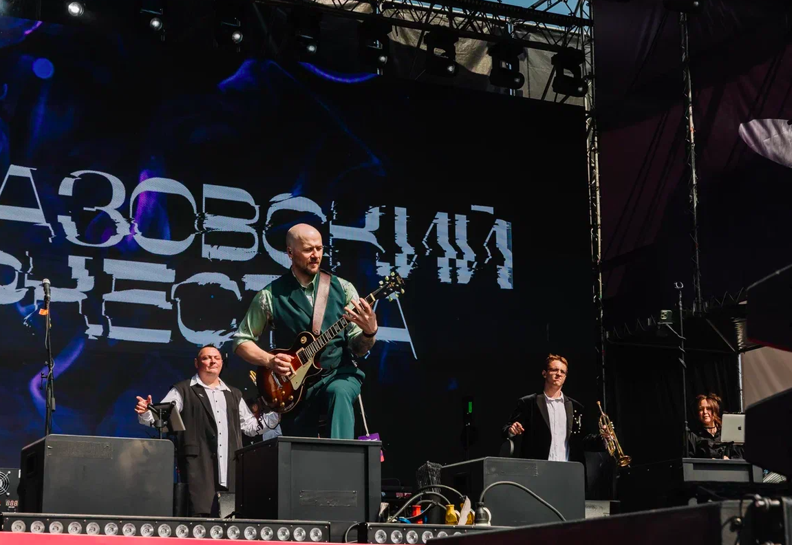 Фото Орали «Сигма-бой» и «А у реки». Опубликованы яркие моменты Черника Music Fest в Новосибирске 9